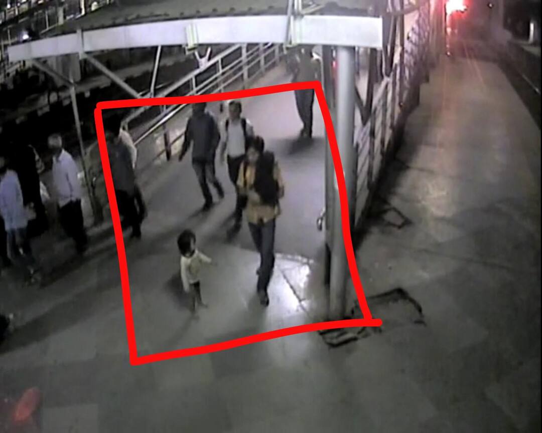 Two girls found at kalyan railwa कल्याण स्थानकात दोन चिमुकल्या मुलींना सोडून बाप पसार