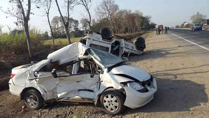 रस्त्याच्या कडेला थांबलेल्या एका कारला प्रवासी वाहतूक करणाऱ्या जीपनं जोरदार धडक दिली. 
