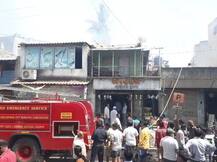 मिरजेतील म्युझिकल हाऊसच्या गोदामाला भीषण आग