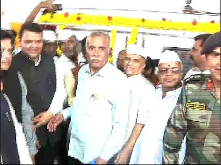 Mumbai : CM and Railway Minister inaugurates Elphinston Road FOB latest update एल्फिन्स्टन पादचारी पुलाचं मुख्यमंत्री-रेल्वेमंत्र्यांकडून लोकार्पण