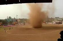 क्रिकेटचा सामना सुरु असताना मैदानात धुळीचं वावटळ