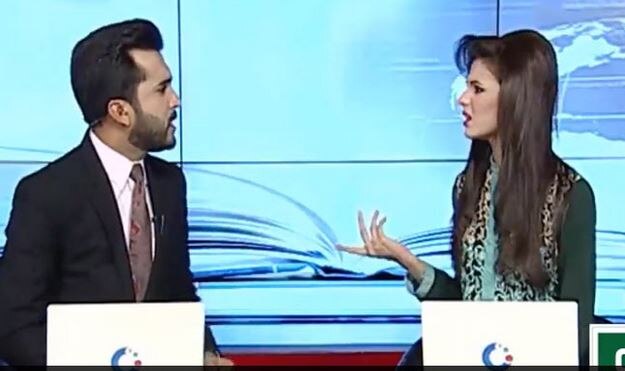 Pakistani news anchors fight in front of camera latest update कॅमेरासमोर अँकर्सचं कडाक्याचं भांडण, व्हिडिओ व्हायरल
