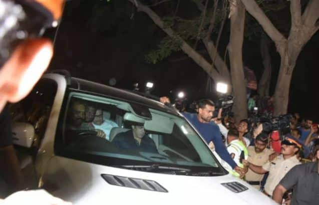 अभिनेता सलमान खाननेही श्रीदेवींच्या अंत्यदर्शनासाठी कपूर कुटुंबीयांच्या निवासस्थानी मध्यरात्री धाव घेतली. यावेळी सिनेनिर्माते रमेश तौरानीही त्याच्यासोबत होते.