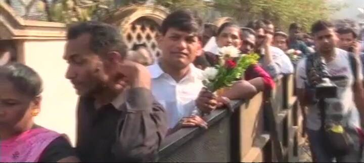 अंत्यदर्शनासाठी चाहत्यांनी मोठ्या रांगा लावल्या आहेत.