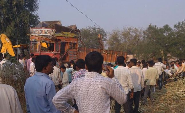 ट्रक उलटून ऊसाच्या ढिगाऱ्याखाली दबून दोन चिमुरड्यांचा मृत्यू