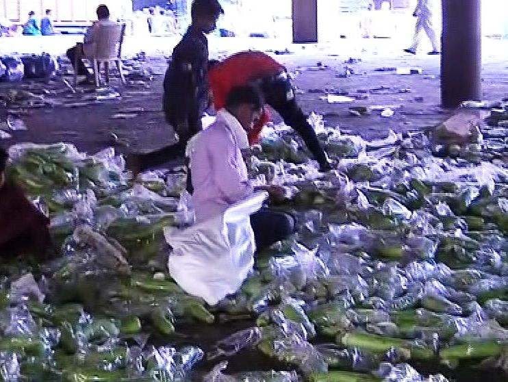 vegetable rates down in Nashik ap नाशिक बाजार समितीत भाजीपाल्याला कवडीमोल भाव, शेतकऱ्यांचा संताप