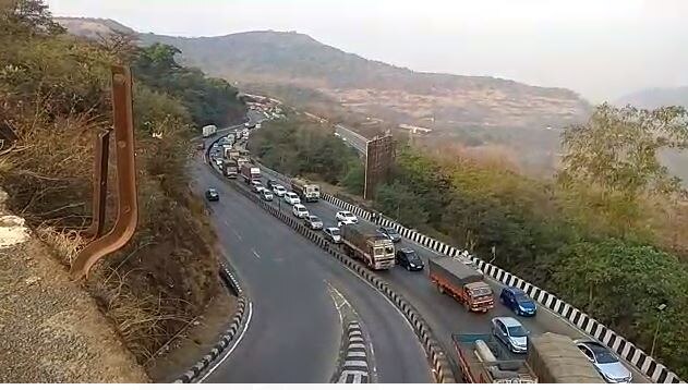 traffic jam on Mumbai Pune Expressway सलग सुट्ट्यांमुळे एक्स्प्रेस वे जॅम, रात्रीपासून वाहतूक कोंडी