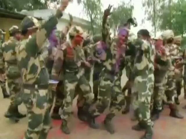 देशभर होळीचा उत्साह, भारतीय जवानांकडून सप्तरंगांची उधळण