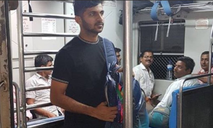 cricketer Shardul Thakur took a local train home after returning from South Africa ना मोठेपणा, ना बडेजाव, शार्दूल ठाकूरचा लोकलने प्रवास!