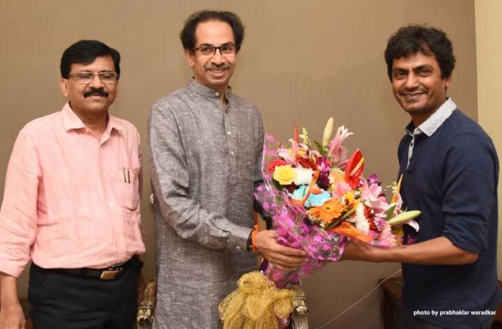 यावेळी शिवसेना खासदार संजय राऊत उपस्थित होते. संजय राऊत हे या सिनेमाची निर्मिती करत आहेत. संजय राऊत यांनी सिनेमाची पटकथा लिहिली आहे. त्यांना यासाठी चार वर्ष लागली.या सिनेमाचं दिग्दर्शन अभिजीत पानसे यांनी केलं असून, 23 जानेवारी 2019 रोजी हा सिनेमा प्रदर्शित होणार आहे. 