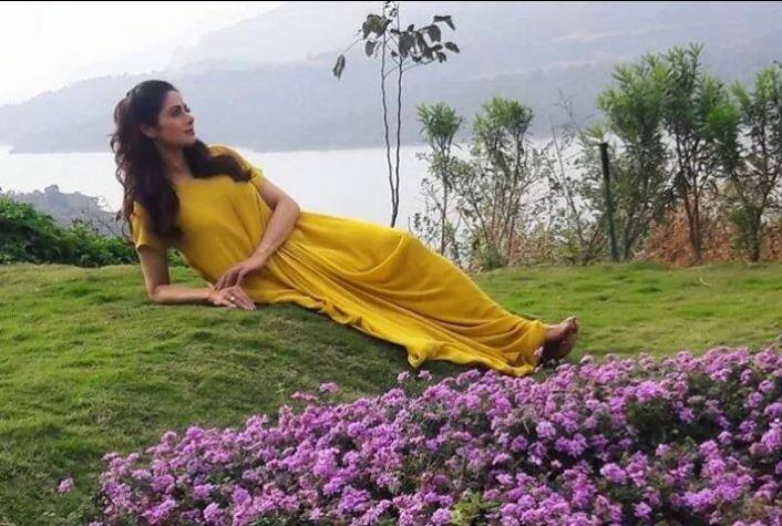 बोनी यांनी बाथरूमचा दरवाजा उघडला, जो मुळात आतून बंद केलेला नव्हता. बाथटब पूर्णपणे पाण्याने भरला होता आणि त्यामध्ये श्रीदेवी पूर्णपणे बुडाली होती. बोनी यांनी जे पाहिलं ते सत्य आहे हे मानण्यासाठी ते तयार नव्हते. त्यांचा आपल्या डोळ्यांवर विश्वास बसत नव्हता... तशा अवस्थेत श्रीदेवीला पाहून बोनी कपूर यांच्यावर जी परिस्थिती ओढावली असेल, त्याची कुणी कल्पनाही करु शकत नाही. श्रीदेवी समोर पाण्यात बुडालेल्या अवस्थेत होती. बोनी कपूर यांचं सर्वस्व हरवलं होतं. दोन तासांपूर्वीच बोनी कपूर पत्नीला सरप्राईज देण्यासाठी आले होते, ते एका वाईट स्वप्नामध्ये बदललं होतं. श्रीदेवी.. जी डिनरसाठी तयार होत होती, काळाने असा घाला घातला की ही तयारी अंतिम संस्कारांमध्ये बदलली...