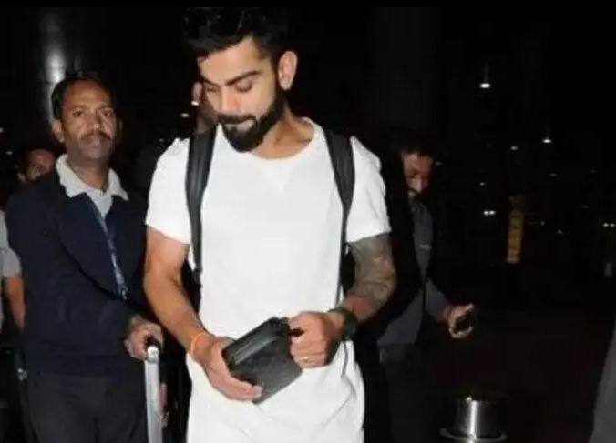 कोहलीच्या या वॉलेटमध्ये इतकं खास काय, असा प्रश्न तुम्हाला पडला असेल. तर त्याची खासियत म्हणजे त्याची चक्रावून टाकणारी किंमत. कोहलीच्या या वॉलेटची किंमत सुमारे 1250 डॉलर म्हणजेच जवळपास 81 हजार 144 रुपये इतकी आहे.