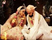 कोहलीच्या हातातील वॉलेटची किंमत किती?