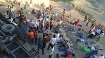गुजरातमध्ये ट्रकचा भीषण अपघात, 30 जण ठार, अनेक जखमी