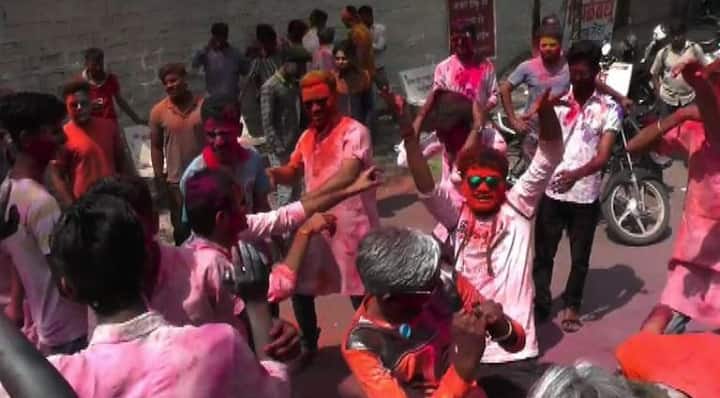 याचबरोबर सांगली, लातूर या शहरांमध्ये रंगांची उधळण करत तरुणाईने गाण्यांवर ठेका धरला.