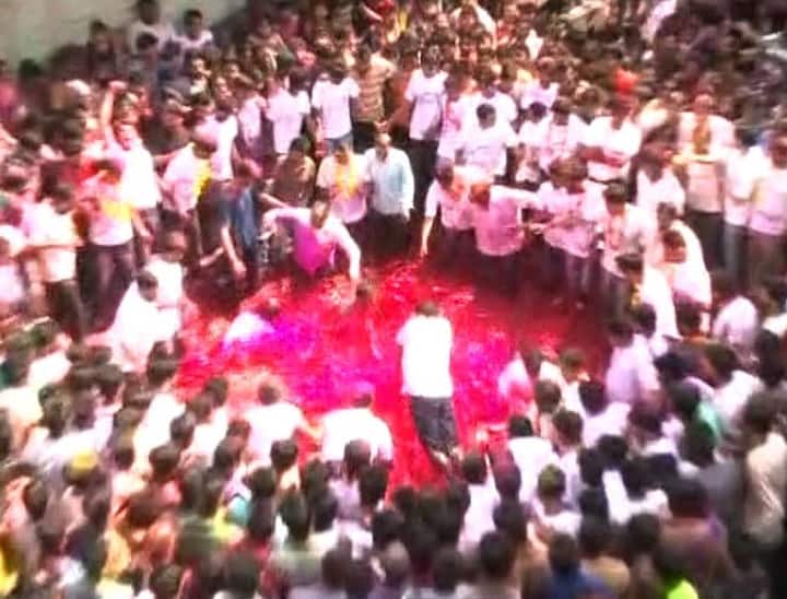 रहाडीतील पारंपारिक रंगोत्सव ही कायमच नाशिकच्या रंगपंचमीची ओळख ठरते. यंदाही रहाडीची विधीवत पुजा करु देवांचा जयजयकार करत या उत्सवाला सुरुवात झाली. सगळ्यात पहिल्यांदा मानकरी रहाडीत उडी मारतात आणि त्यानंतर रहाडी ही नागरिकांसाठी खुली केली जाते. 