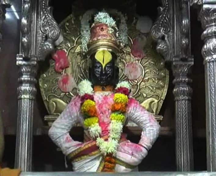 लाखो भक्तांचं श्रद्धास्थान असलेल्या विठुरायावरही रंगांची उधळण करण्यात आली. तर नाशिकमध्ये रहाडीत रंग खेळण्याची पेशवेकालीन परंपरा आहे. 