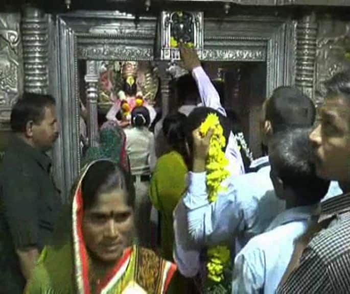 आज रंगपंचमीला हजारो भक्त देवाच्या अंगावर रंग उडविण्यासाठी आणि त्याचे दर्शन घेण्यासाठी येत असतात.. पहाटेपासूनच पंढरपुरात रंगपंचमीच्या जल्लोषाला सुरुवात झाली. आज संध्याकाळी देवाची पूजा करुन देवाच्या रंगांचा डफ प्रदक्षिणा मार्गावरून फिरविण्यात येतो आणि त्यातला रंग आपल्या अंगावर पडावा यासाठी शेकडो भाविक या डफात सामील होतात.