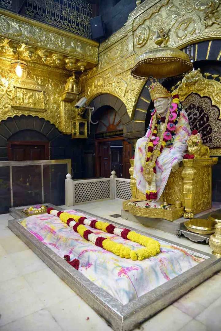 साईंच्या दरबारातही रंगपंचमीचा उत्सव रंगला. साईंच्या जयघोषात अवघी शिर्डी रंगोत्सवात रंगली. साईंच्या मूर्तीवर रंगांची उधळण करण्यात आली.
