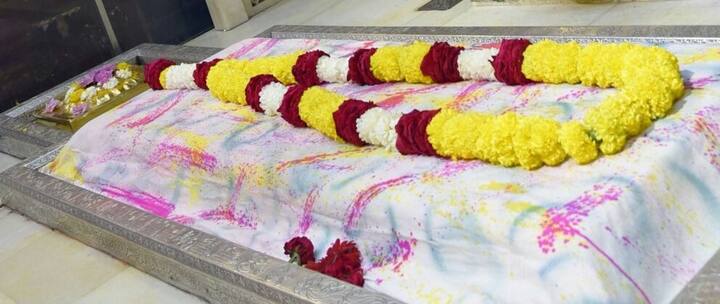 साई समाधीवरही रंगाच्या उधळणीत आकर्षक शाल सजवली. सुवर्ण रथात साई पालखीची मिरवणूक काढण्यात आली.