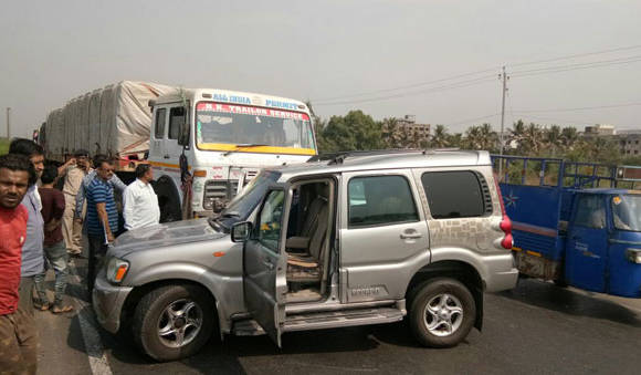 प्रवीण तोगडियांच्या गाडीला ट्रकची मागून धडक