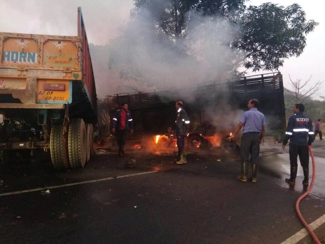 मुंबई-गोवा महामार्गावर भीषण अपघात, 5 जणांचा मृत्यू Road accidents on the Mumbai-Goa highway 5 people dead मुंबई-गोवा महामार्गावर भीषण अपघात, 5 जणांचा मृत्यू