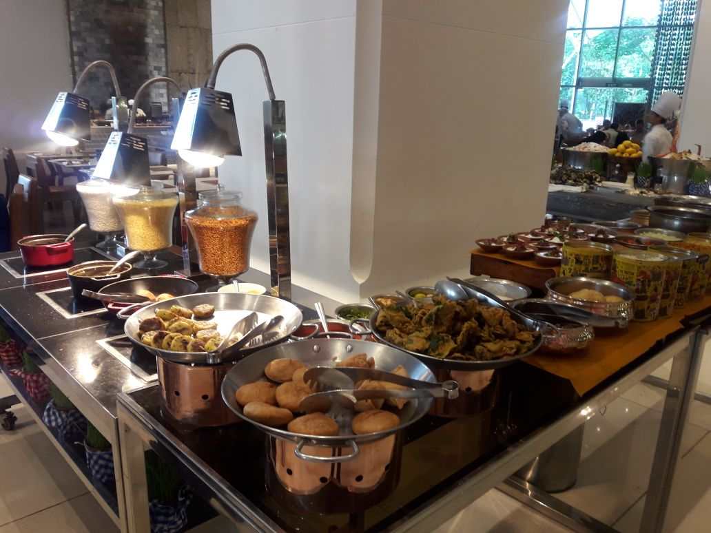 जिभेचे चोचले : जे डब्ल्यू कॅफे – आलिशान बुफे