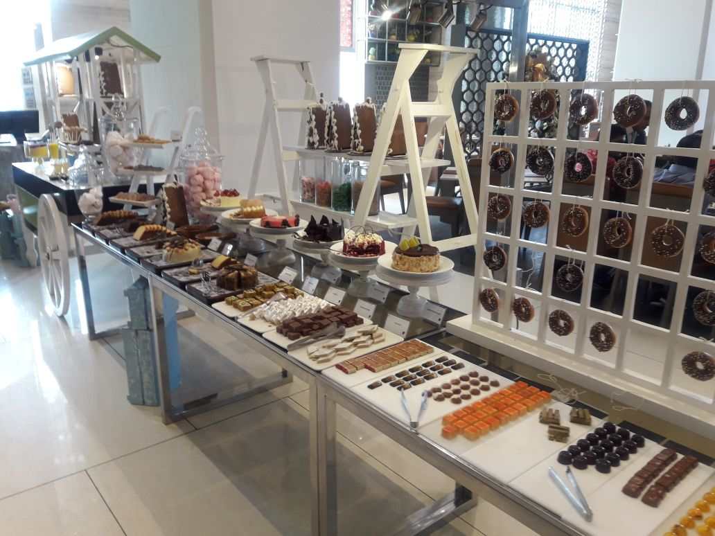 जिभेचे चोचले : जे डब्ल्यू कॅफे – आलिशान बुफे