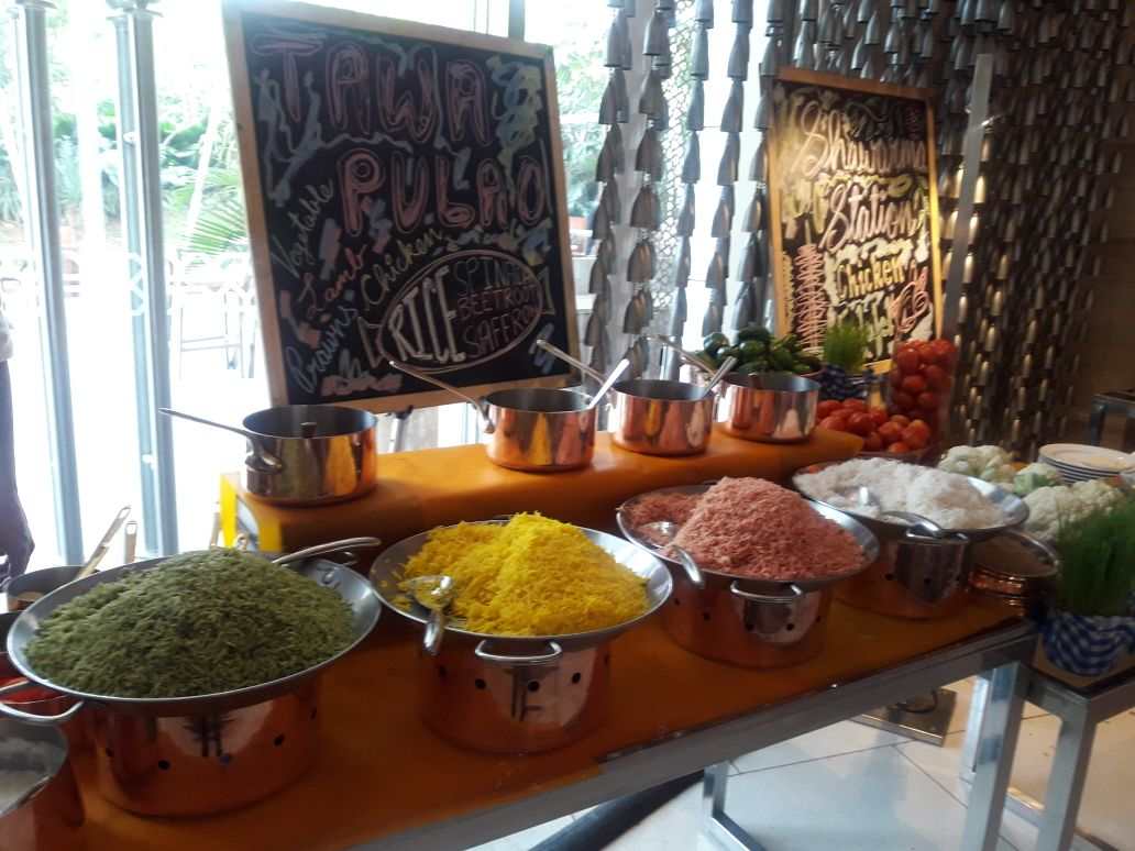 जिभेचे चोचले : जे डब्ल्यू कॅफे – आलिशान बुफे