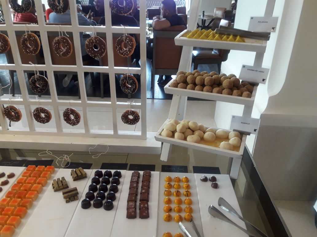 जिभेचे चोचले : जे डब्ल्यू कॅफे – आलिशान बुफे