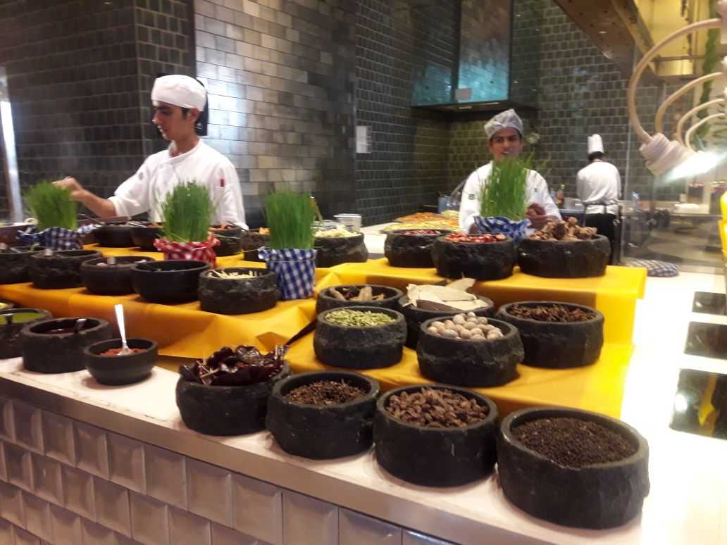 जिभेचे चोचले : जे डब्ल्यू कॅफे – आलिशान बुफे