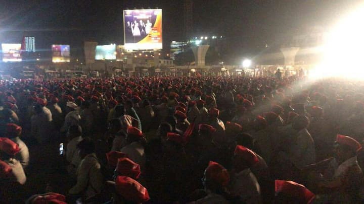 नाशिक ते मुंबई असा सुमारे 200 किलोमीटरचा रस्ता पायी कापत शेतकरी मुंबईत दाखल झाले आहेत.