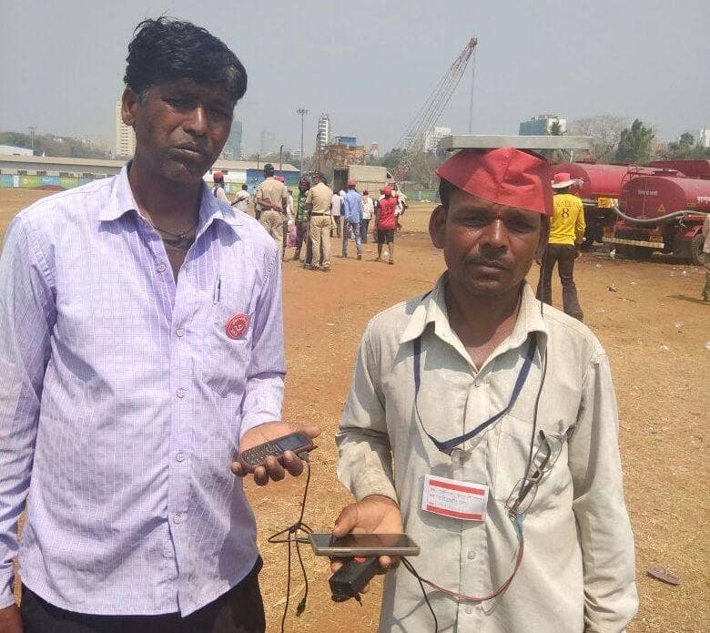 Farmer Idea For Mobile Charging मोबाईल चार्जिंगसाठी मोर्चातील शेतकऱ्याची अनोखी शक्कल