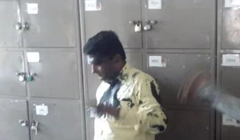 teacher harassing girl student in Aurangabad latest update अश्लील मेसेज पाठवणाऱ्या शिक्षकाला विद्यार्थ्यांनीच काळं फासलं