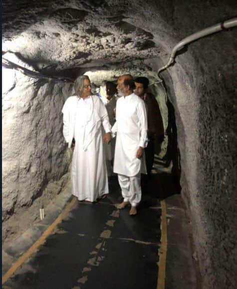 रजनीकांत दरवर्षी हिमालयाला जातात. तिथे ते अाध्यात्मिक गुरुंना भेटतात. पांढऱ्या शुभ्र कपड्यांमध्ये ते अध्यात्मिक गुरुंशी बातचीत करतानाचा एक फोटोही सध्या सोशल मीडियावर फिरत आहे.