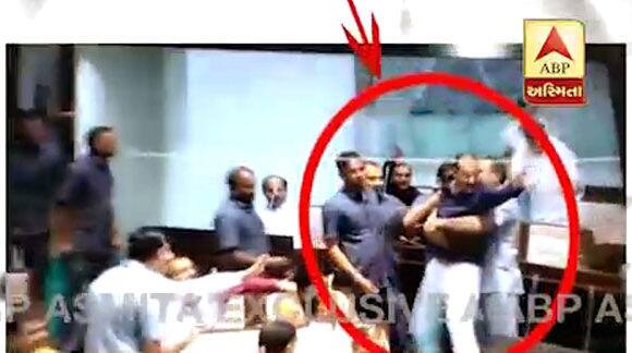 Gujrat vidhansabha : BJP MLA beatan by congress MLA काँग्रेस आमदाराने भाजप आमदाराला पट्ट्याने मारलं