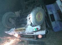 रायगडमध्ये साखरपुड्याची व्हॅन दरीत पडून तिघांचा मृत्यू