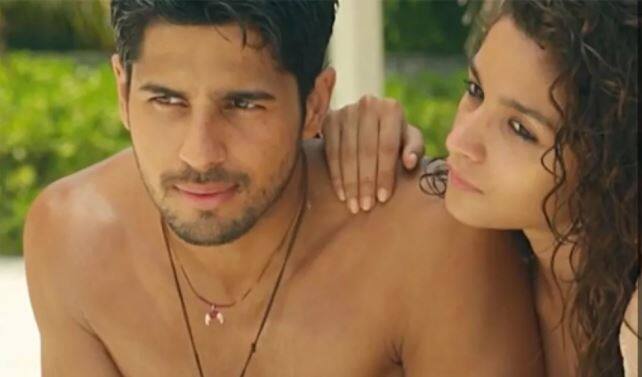 आलिया आणि सिद्धार्थ मल्होत्रा यांचं अफेअर सुरु असल्याची जोरदार चर्चा बॉलिवूडमध्ये आहे. नुकतंच दोघांनी एका मॅग्झिनसाठी हॉट फोटोशूट केलं होतं. 'स्टूडंट ऑफ द इयर'पासून आलिया आणि सिद्धार्थ एकमेकांच्या जवळ आले.