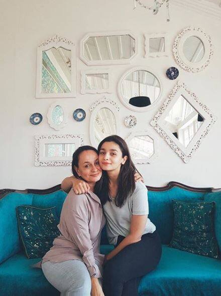 आलिया आणि वडील महेश भट यांचं नातं बाप-लेकीपेक्षा मित्र-मैत्रिणीसारखं आहे. पण ती आईच्याही तेवढीच जवळ आहे. मोठ्या पडद्यावर आईसोबत काम करण्याची तिची इच्छा आहे.