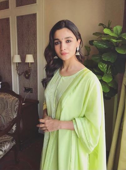 सिनेमांशिवाय आलिया ‘पिटा’साठी काम करते. अभिनय आणि गाण्याशिवाय आलियाला पेंटिंगचाही छंद आहे. तिला चारकोल पेंटिंग करायला आवडतं.