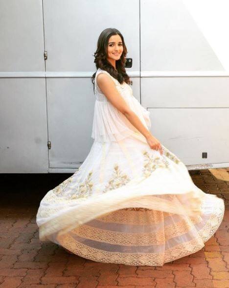 चांगली झोप हेच सौंदर्याचं रहस्य असल्याचं आलिया सांगते. मी सकाळी लवकर उठते, असंही आलियाचं म्हणणं आहे.