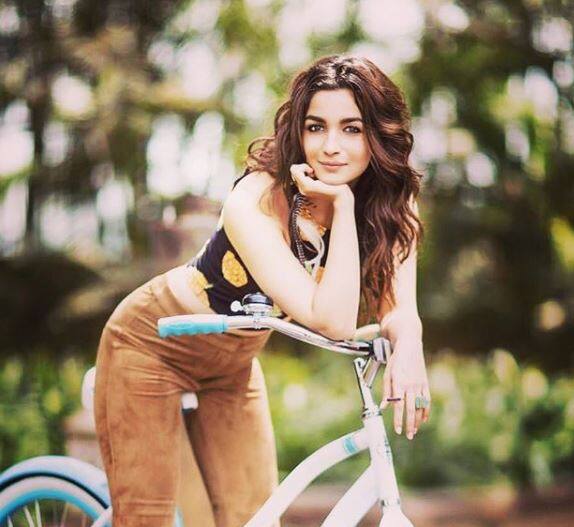 आलिया भटला हवाई प्रवासाची भीती वाटते. विमान प्रवासाच्या वेळी ती कायम नर्व्हस होते.