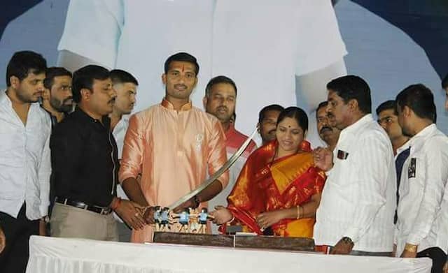 पिंपरीत तलवारीने केक कापणाऱ्या बर्थडे बॉयसह 10 जणांवर गुन्हा