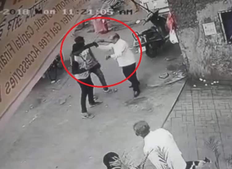 ठाण्यात शिवसेना उपविभागप्रमुखावर भरदिवसा चाकू हल्ला Knife attack on Shivsena Upavibhagpramukh in thane latest update ठाण्यात शिवसेना उपविभागप्रमुखावर भरदिवसा चाकू हल्ला