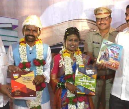 Ahmednagar couple gifts books worth 3 lacs to students avoiding unreasonable expenses on wedding latest update लग्नाचा भपका टाळून नवदाम्पत्याकडून परीक्षार्थींना 3 लाखांची पुस्तकं