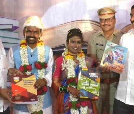 Ahmednagar couple gifts books worth 3 lacs to students avoiding unreasonable expenses on wedding latest update लग्नाचा भपका टाळून नवदाम्पत्याकडून परीक्षार्थींना 3 लाखांची पुस्तकं