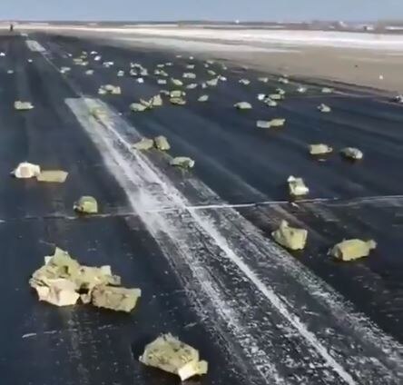 Russia : Diamonds, gold and platinum fall from cargo plane on runaway as plane takes off from airport VIDEO : विमानतळाच्या रनवेवर हिरे, सोन्याचा पाऊस!