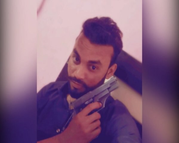 Man killed when taking selfie with pistol बंदुकीसोबत सेल्फी महागात, गोळी डोक्यातून आरपार
