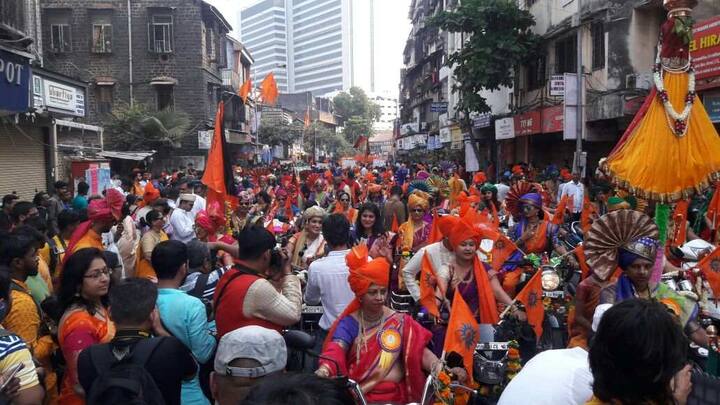 स्वामी विवेकानंद युवा प्रतिष्ठान आणि शिवसेना यांच्या दोन शोभायात्रा मुंबईतील गिरगावात निघाल्या. 