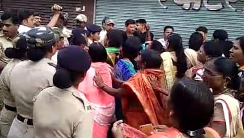 सोलापुरात अमृता फडणवीसांच्या कार्यक्रमात घोषणाबाजी सोलापुरात अमृता फडणवीसांच्या कार्यक्रमात घोषणाबाजी